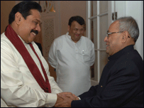 भारतीय विदेशमंत्री प्रणब मुखर्जी और श्रीलंका के राष्ट्रपति महिंदा राजपक्षे