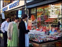 साउथॉल में ख़रीदारी करती महिलाएँ