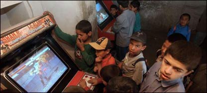 ماشومان د ښوونحي په ځای د ګيم په دوکان کې