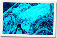 Mali James gyda Everest y tu ôl iddi