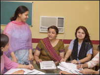 अंगरेज़ी पढ़ती कुछ महिलाएँ