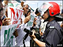 ان کارٹونوں کی اشاعات پر دنیا بھر کے مسلمانوں نے انتہائی غم و غصے کا اظہار کیا ہے