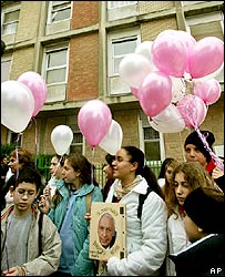 دانش آموزان در محوطه بيمارستانی که آقای شارون در آن بستری است