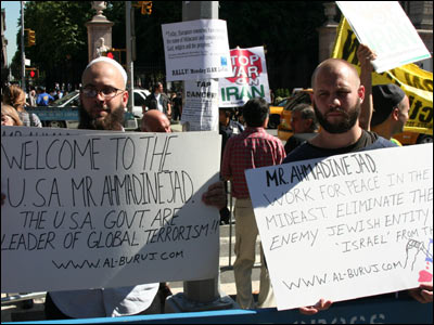 تظاهرات در محوطه و اطراف دانشگاه کلمبیای نیویورک در ارتباط با سخنرانی محمود احمدی نژاد