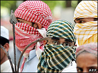 طلاب در خارج مسجد لعل