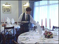 Nhân viên phục vụ khách sạn tại Anh