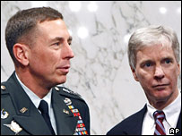 O General David Petraeus em seu depoimento no Senado dos EUA nesta segunda-feira