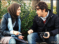 محمدرضا گلزار و مهناز افشار در فیلم  کلاغ پر 