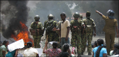 Villagers blocking a road during the protest (photo: Wasantha Chandrapala)