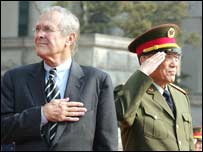 کائو گانگچوان (راست)  و دونالد رامسفلد وزيران دفاع چين و آمريکا 