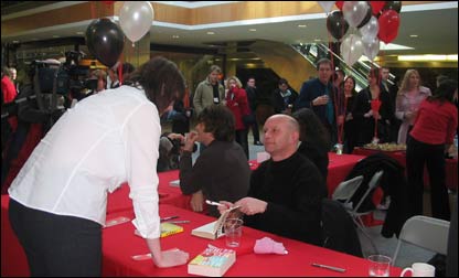 O escritor britânico Nick Hornby em tarde de autógrafo para o lançamento da campanha 'Vamos Ler Londres'