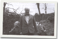 Heledd a'i brawd Mabon wedi bod am dro gyda'u tadcu