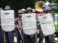 Binh lính Miến Điện tại đường phố Rangoon