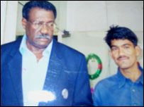 खीमाराम वेस्टइंडीज़ के खिलाड़ी क्वाइव लॉइड के साथ