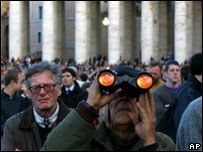 Populares espiam a chaminé da Capela Sistina