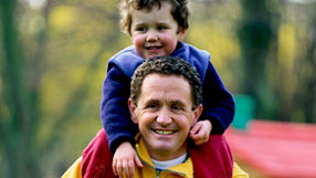 Parenting homepage (A father carrying his son on his shoulders)