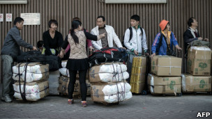 香港上水火车站外水客拉着货物排队等候检票（29/1/2013）