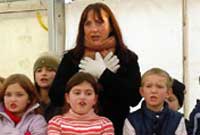 Ros Evans gyda pherfformwyr