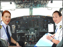 Ông Nguyễn Hồng Chiến (bên phải)