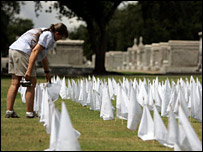 Bandeiras em homenagem às vítimas do Katrina
