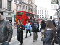 Imigrante brasileira distribui panfletos no centro de Londres. Foto: Néli Pereira. 