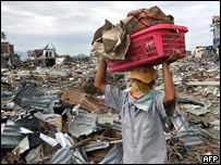 طوفان سے پھیلی تباہی کسی میدانِ جنگ کا منظر پیش کرتی ہے