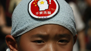 香港推動國民教育引起的爭議至今仍未停息