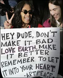 Integrantes do movimento Juventude Internacional protestam em Montreal homenageando John Lennon, que foi assassinado 25 anos atrás.