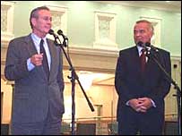 اسلام کريموف و دونالد رامسفلد وزير خارجه آمريکا