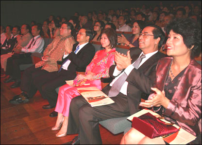 Quan chức ngoại giao hai nước cũng tới xem