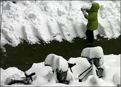 Xe đạp bị vùi trong tuyết ở Nam Kinh ngày 28/01/2008