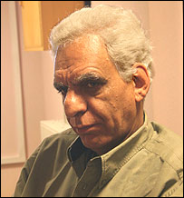 کيومرث پوراحمد در استوديوی بخش فارسی بی بی سی