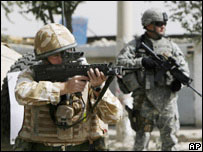 Afganistan'da devriye görevinde bir İngiliz askeri