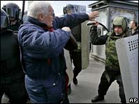 Cảnh sát và người biểu tình ở St. Petersburg