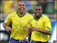 Ronaldo e Robinho comemoram gol contra o Chile
