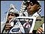 Palestino com cartaz de Yasser Arafat
