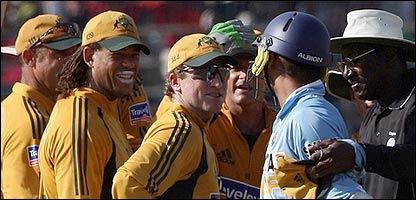 ہربھجن سنگھ آؤٹ ہو کر جا رہے ہیں