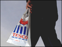 Một người dân đi mua sắm