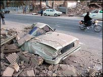 Carro danificado pelo terremoto no Irã