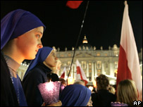 Vigília em memória do papa João Paulo 2o no Vaticano