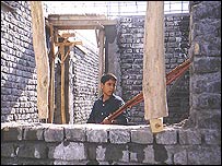 مهدی در حال خيس کردن دیوار