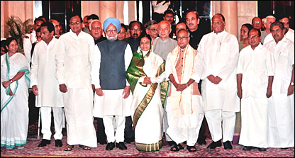 मनमोहन सिंह, राष्ट्रपति प्रतिभा पाटिल और मंत्रिमंडल के अन्य सदस्य