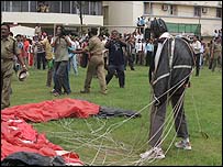 पैराशूट से जमीन पर उतरा दूल्हा