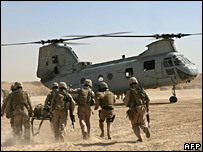 تفنگداران دريايی درحال تخليه مجروحان