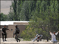 ارتش ملی افغانستان در حال بازداشت یک مظنون در ولایت وردک (عکس از آرشیو)