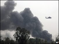 Bağdat'ta Yeşil Bölge'ye düzenlenen saldırının ardından uçuş yapan bir ABD helikopteri