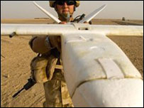 Soldado britânico com um avião de espionagem teleguiado