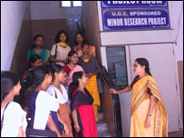 डा.निर्झरणी चक्रवर्ती छात्राओं के साथ