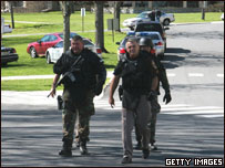 Policiais no campus da Virginia Tech University