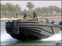 قایق حامل گروهی از ملوانان بریتانیایی در خلیج فارس